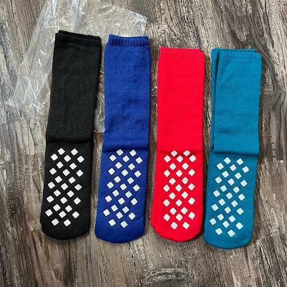 Anti-Slip Gripping Socks New In Package Set of Four - Picture 2 of 4